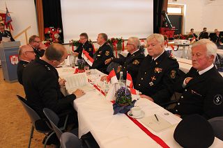 Ehren-KBM Matthias Schwartges (2. von rechts) feierte an diesem Tag 78. Geburtstag und blickte zudem auf 60jährige Zugehörigkeit zur Freiwilligen Feuerwehr