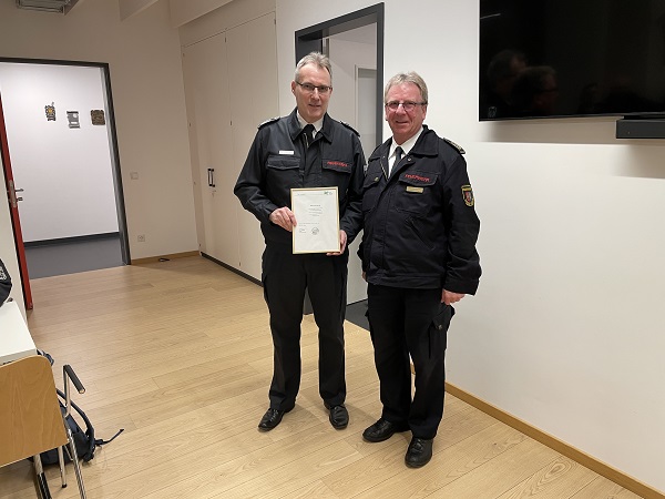GBI Markus Gehrmann, Rheurdt, neuer Fachberater ABC der Feuerwehr, nach der Überreichung der Urkunde durch den KBM Reiner Gilles